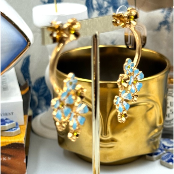 🆕 OSCAR DE LA RENTA🧿 NWOT Blue Forget-Me-Not Hand Painted Flower Drop Earring - Picture 10 of 15